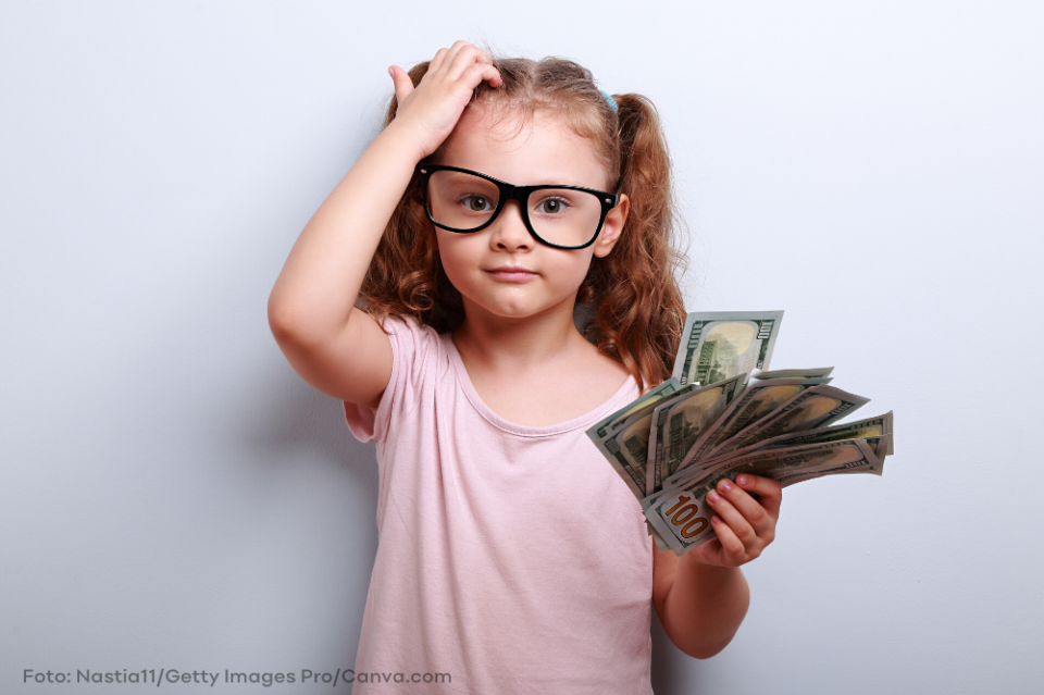 Nachdenkliches Mädchen mit Brille und Geld: Wird ihre Rente reichen?