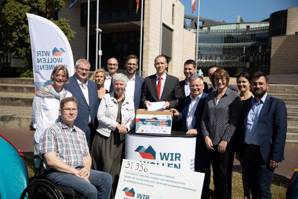 Wir wollen wohnen überreicht Unterschriften für bezahlbares Wohnen vor Düsseldorfer Landtag