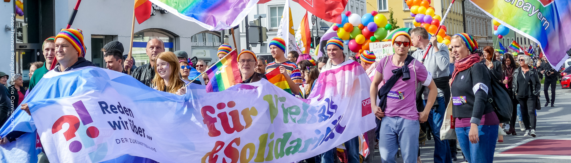 Menschen demonstrieren für die Rechte Queerer Personen